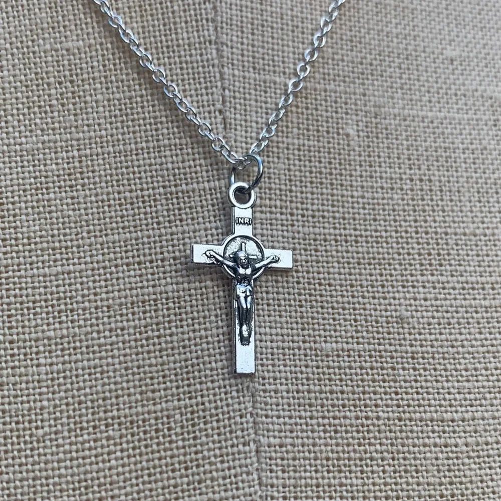 NWT Sterling Silver Plated Chain & Crucifix Alloy Metal Charm Necklace - Picture 9 of 14